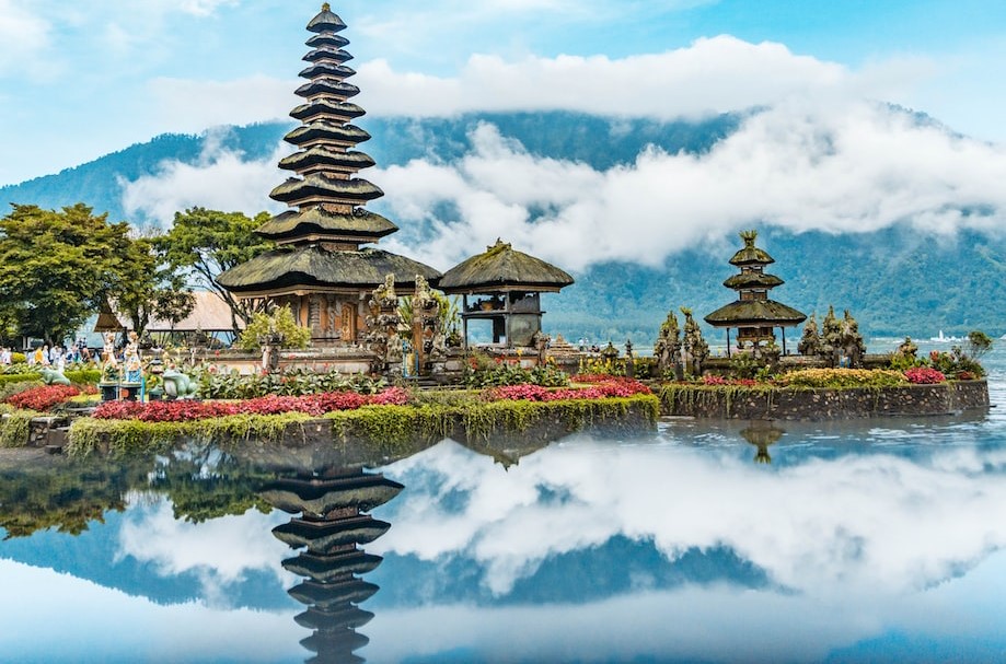 13.00 - Visit Ulun Danu Temple